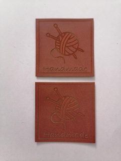 Štítok Ekokoža 5x5cm klbko s ihlicami Handmade - hnedý