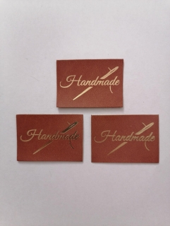 Štítok Ekokoža 4,5x3,2cm Handmade so zlatou ihlou - hnedý
