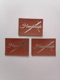 Štítok Ekokoža 4,5x3,2cm Handmade so striebornou ihlou - hnedý