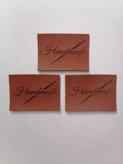 Štítok Ekokoža 4,5x3,2cm Handmade s ihlou - hnedý